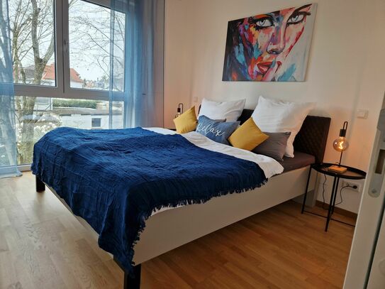 Moderne & helle Wohnung in zentraler Lage mit TG Stellplatz & Bett 180x220cm