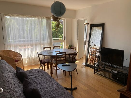 Quiet, bright, fully furnished apartment one minute from the metro stop