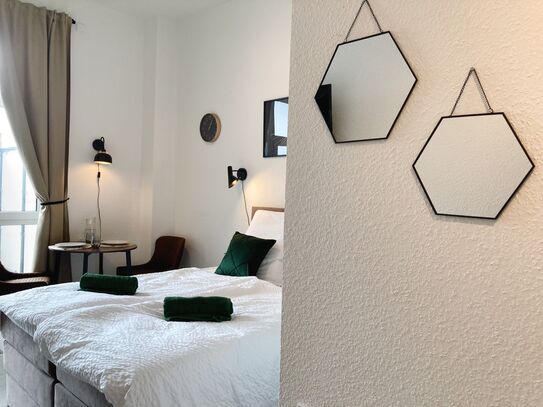 Modern möbliertes Studio mit Parkplatz, Boxspringbett & Küche – bei Köln