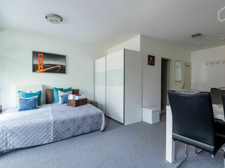 Modernes, helles & komfortables 1-Zimmer-Apartment, raumhohe Panoramafenster nahe Hauptbahnhof | Modern, bright & comfo…