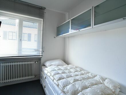 Sonnendurchflutete vollmöblierte 5-Zimmer-125qm-Wohnung in ruhiger Lage mit großem Südbalkon