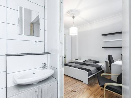 New, modern, chic studio apartment refurbished to highest standards - 2 minutes to train