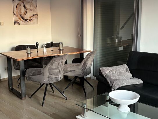 Moderne Haushälfte in Seenähe – Mit Terrasse, Outdoorküche, Kamin, Homeoffice Bereich, voll ausgestattete Küche / bei W…