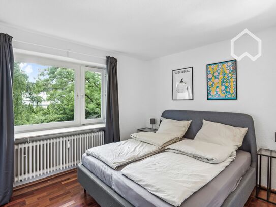 Well connected, lovely 2 room apartment with brilliant layout, balcony and view into the green garden.