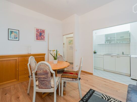 Bright and quiet 2 room Altbau apartment with balcony to the green area near S-Bahn and FU, Berlin - Amsterdam Apartmen…