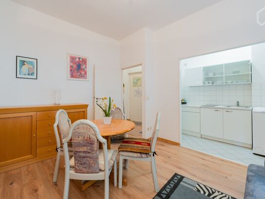 Bright and quiet 2 room Altbau apartment with balcony to the green area near S-Bahn and FU