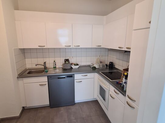 Bright, quiet flat centrally located next to cafes and restaurants