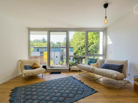 Lichtdurchflutete moderne Wohnung mit Blick in die Baumkronen