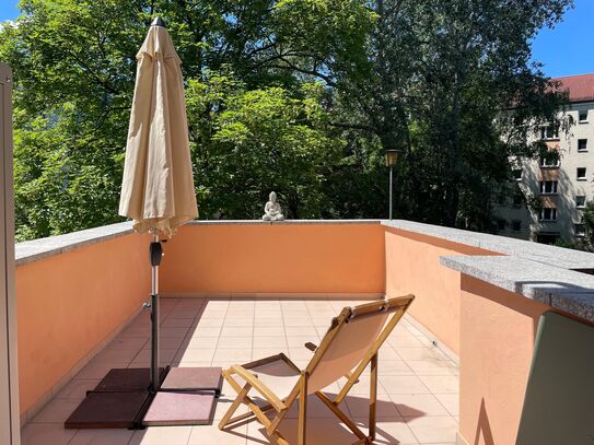 Lichtdurchflutete Wohnung mit großer Terrasse in gründerzeitlichem Gebäude, Berlin-Treptow