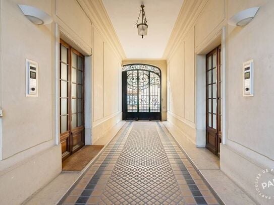 Cute studio with stuning view on eiffel tower above the roofs in Montrouge