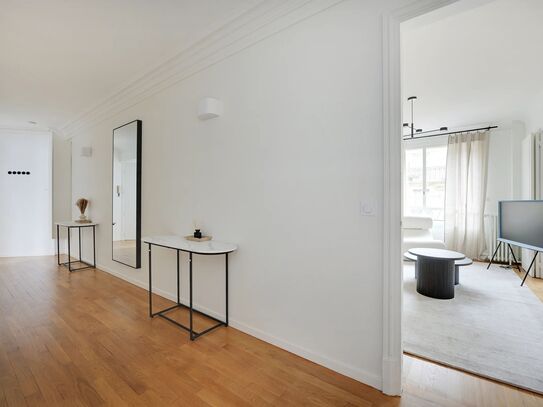 Parisian Elegance: Welcome to this Stunning 100m² Apartment in the Heart of the 15th Arrondissement