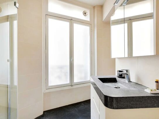 50m² flat nestled between the Champs-Élysées and the Arc de Triomphe.