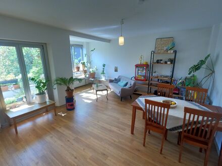 Traumhafte Wohnung, voll möbliert mit Sonnenbalkon in Ruhig-Lage | Beautiful and lovely home in good neighbourhood, Col…