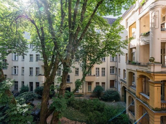 Beautiful and quiet 2-room apartment in an old building with balcony in Mitte