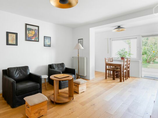 2-Zimmer Wohnung (63 m²) voll möbliert, neusaniert, im EG mit 22 m² großer Terrasse zum Garten und Infrarotsauna in Köl…