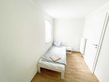 Vollständig ausgestattete Wohnung mit *3BR* + *1LR* und kostenlosem WiFi | Fully equipped Flat with *3BR* + *1LR* and f…