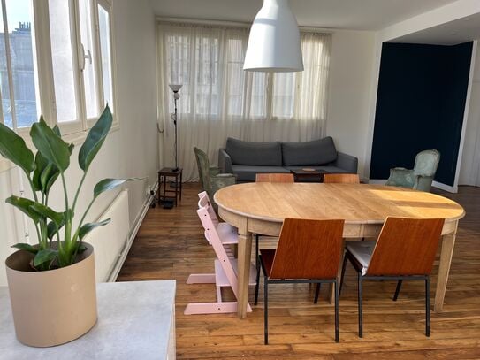 Space, light, view, in 2 bedroom Marais + parking.