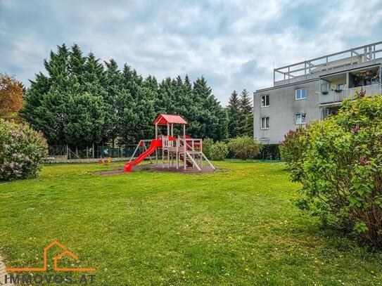 PERFEKT AUFGETEILTE 4-ZIMMER-WOHNUNG IM ERDGESCHOSS MIT DACHTERRASSE & GARAGE // IN RUHELAGE AM SOLDANELLENWEG, WO DIE…