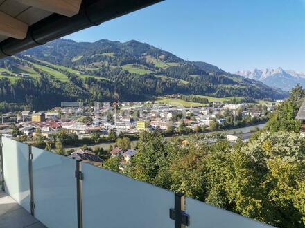 Stadtleben inmitten der Natur: Luxuswohnung mit Bergblick