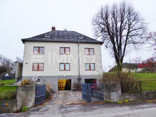 1750 qm Grundstück mit Zweifamilienhaus - Garagen, Keller, Dachboden