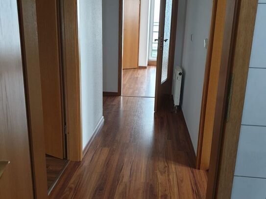 Großzügige 2-Raumwohnung mit Balkon zu vermieten! Anmietung eines Stellplatzes und EBK möglich!