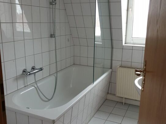 Großzügige 2-Raumwohnung mit Balkon zu vermieten! Anmietung eines Stellplatzes und EBK möglich!