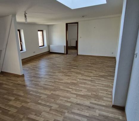 eine schöne zweizimmerwohnung mit frisch renovierter ausstattung