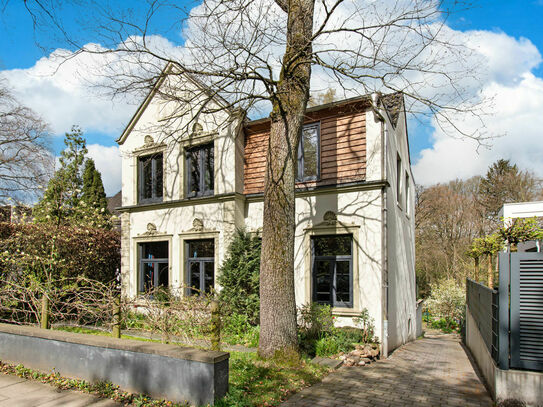 Jugendstilhaus mit traumhaftem Grundstück am Alsterlauf im beliebten Klein Borstel