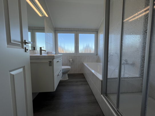 Schön und ruhig wohnen - 3 ZKB mit EBK, Dusche/Wanne, neuwertige Heizung, Balkon, Dachboden, Carport