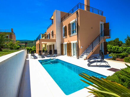 Exklusive Villa mit großzügiger Dachterrasse und Meerblick in Splitska in Kroatien