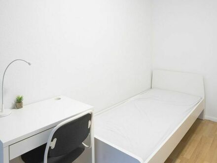 Beautiful single bedroom in a 3-bedroom apartment near Elbruchstraße transport station