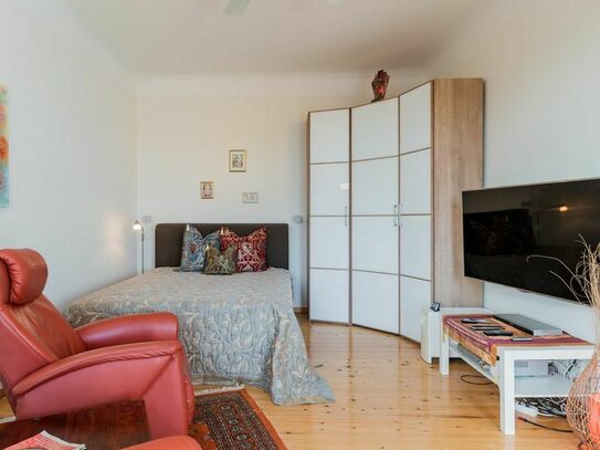 Stylish Studio Apartment with long-term staggered rent