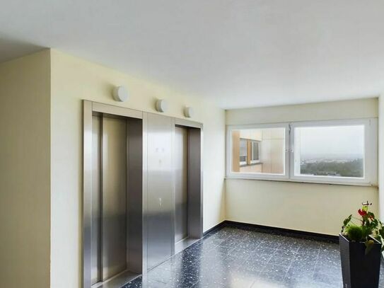 Einmaliger Panoramablick: Helle 2-Zimmer-Wohnung mit Loggia und Stellplatz ab sofort zur Miete frei