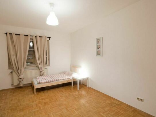 Single bedroom in a student flat, near Englischer Garten