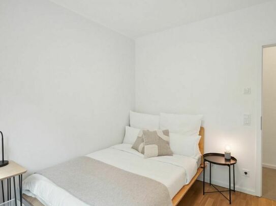 Homey double bedroom near Engelbecken Park