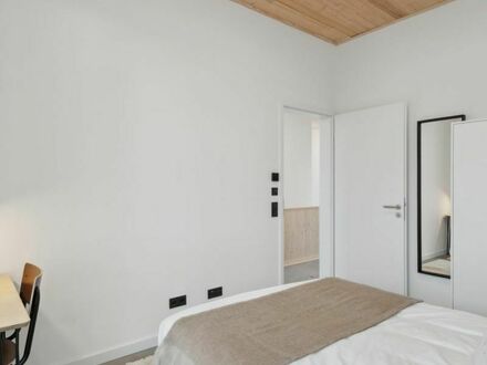 Bright double bedroom in a 5-Bedroom apartment close to Volkspark Hasenheide