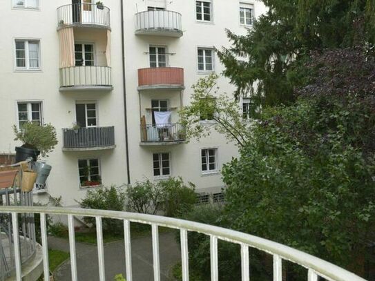 Centrally located 2,5 room old building apartment with charm in Schwabing