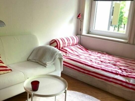 Modern corner room for female person in central location of Hamburg!