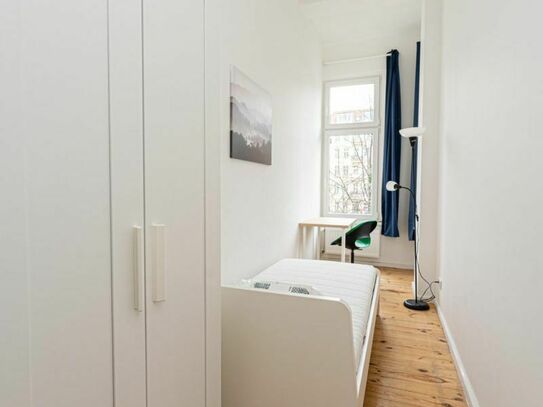 Lovely single bedroom in a 6-bedroom apartment in Prenzlauer Berg