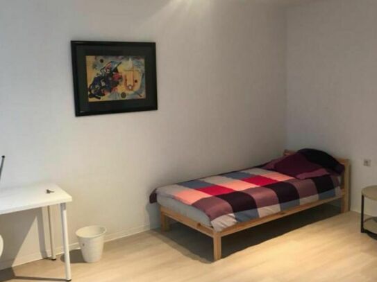 Bright Single Bedroom in a 6-Bedroom Apartment close to Bremer Rathaus