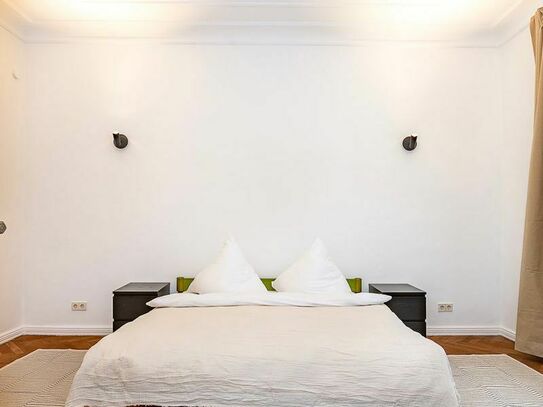 Elevated and spacious apartment 2 min from Kudamm in Charlottenburg, Berlin - Amsterdam Apartments for Rent