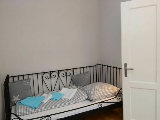City-Residence: Modernly furnished 3-room apartment on Louisenstrasse – euhabitat