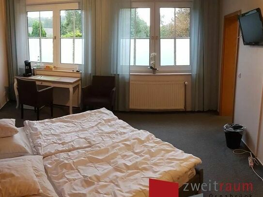 Sutthausen, Geschmackvoll eingerichtetes Zimmer in einer Hotel ähnlichen Anlage.