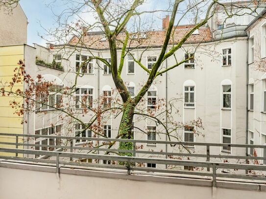 Elevated and spacious apartment 2 min from Kudamm in Charlottenburg