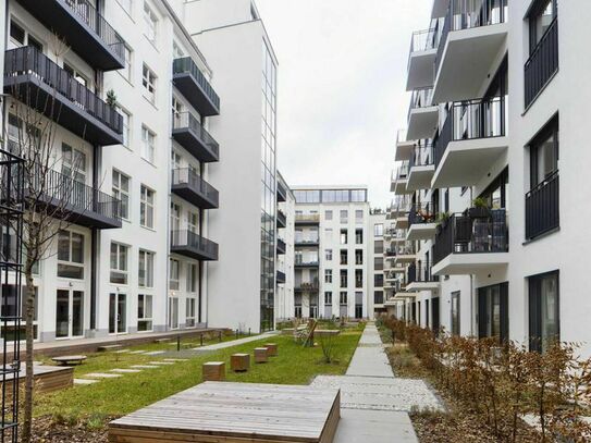 Unfurnished 2-bedroom flat with balcony next to Köllnischer Park