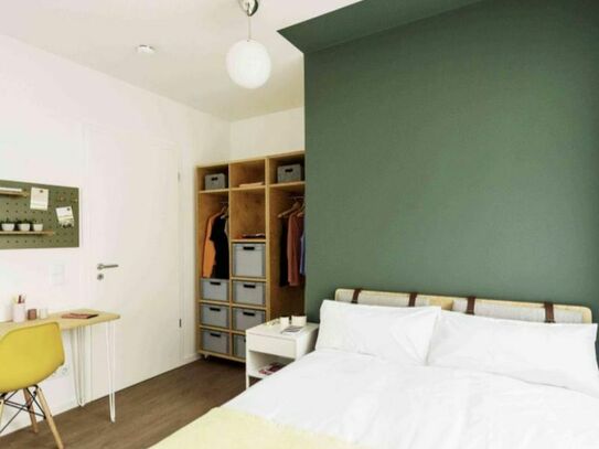Comfy double bedroom in a 4-bedroom in Moabit
