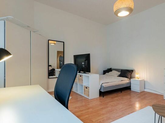 Newly renovated and fully furnished apartment in the sought-after Sprengelkiez, one of the city's most beautiful and tr…