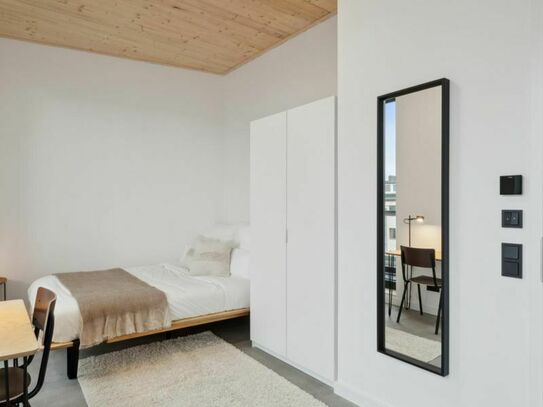 Nice double bedroom with balcony in a 6-Bedroom apartment near U Hermannplatz metro station