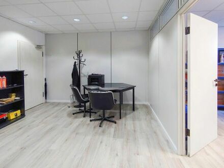 Office with 3 rooms, kitchenette and built-in cupboards - free of commission!