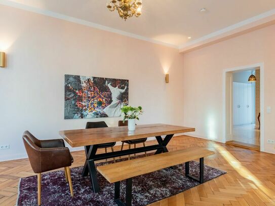 Newly Renovated: Luxurious 6 room Apartment Near Kurfürstendamm